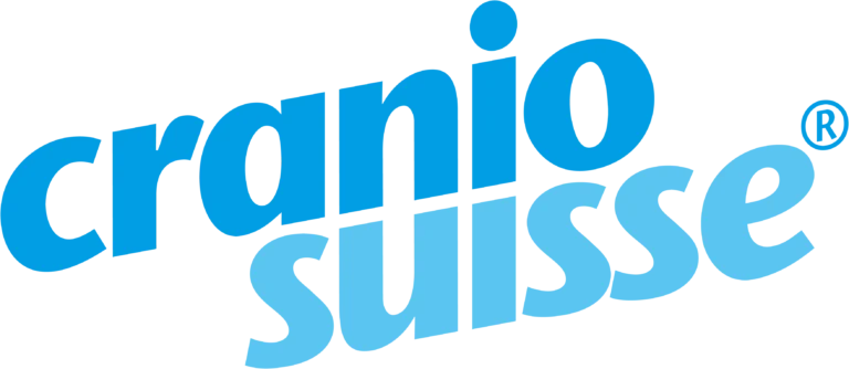 Blaues cranio suisse-Logo mit diagonal gestapelten Wörtern, cranio in fetten Großbuchstaben und suisse in Kleinbuchstaben, mit einem eingetragenen Markensymbol in der oberen rechten Ecke.